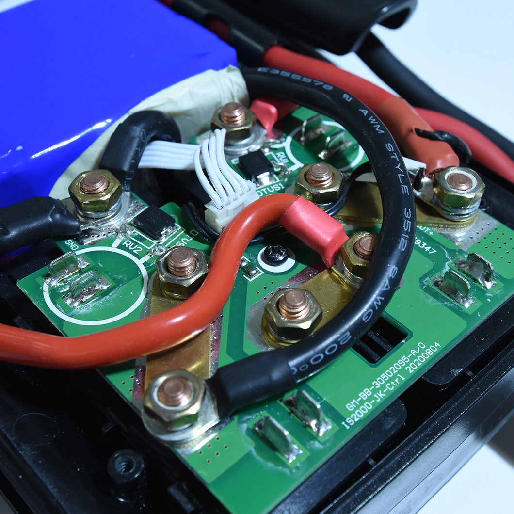 12/24V 2000A Intelli-Start Professional Lithium Jump Starter and Power Bank - IS2000
